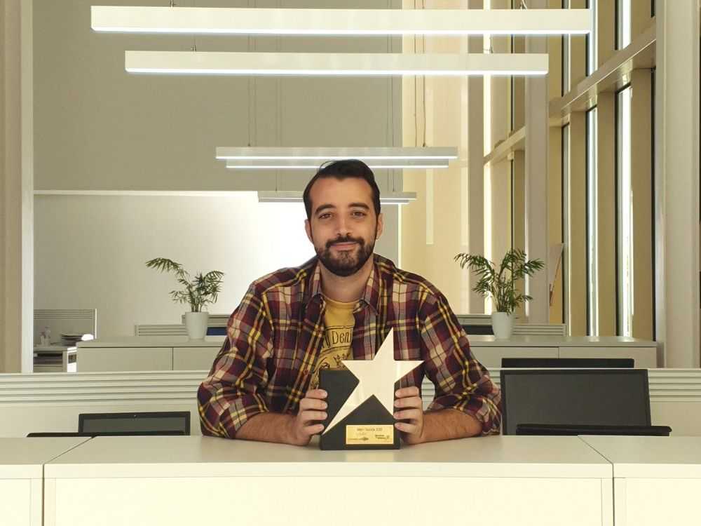 Pedro M Lozano, con el premio a mejor canal Youtube de Looije